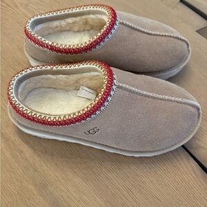 UGG Tasman II women’s size 7 sand w/ cherry red 🍒